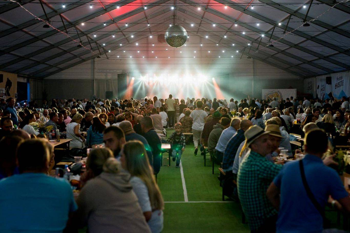 Jak zorganizować udany piknik firmowy niedaleko Krakowa? Postaw na profesjonalny event w Molo Resort