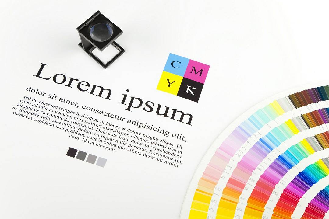 Pantone, CMYK czy metalik? Jak uzyskać powtarzalny kolor w Royalplast®